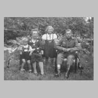 048-0015 Frau Johanna Jurr mit ihren Kindern Walter, Edith und Gerhard im Jahre 1941 .jpg